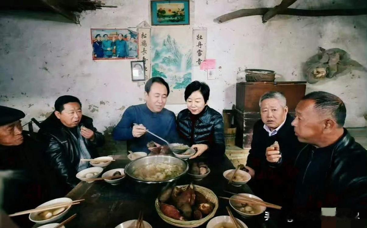 这可真是三十年河东，三十年河西啊！2018年正值恒大扩张鼎盛期，许家印带妻子丁玉