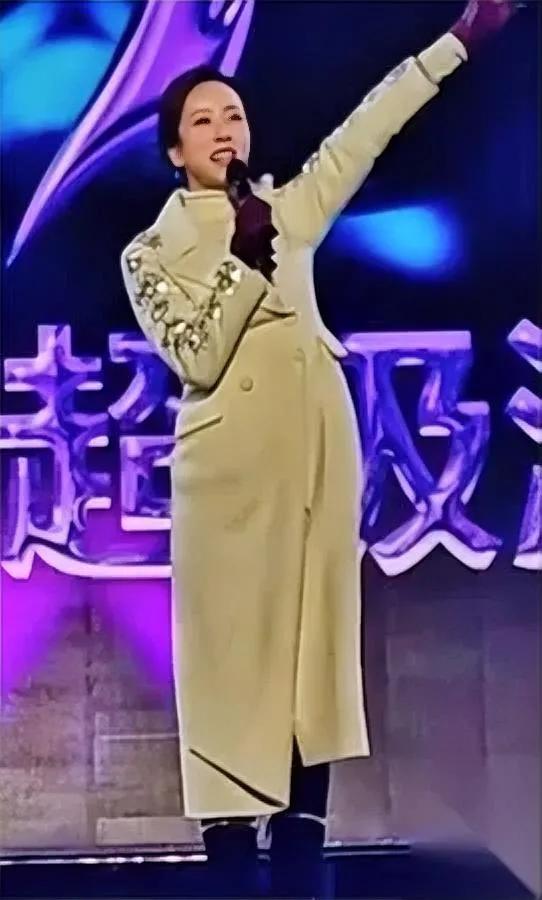 刷到李思思县城商演视频愣了半天：这还是央视女神吗？零下寒风里，她穿件单薄