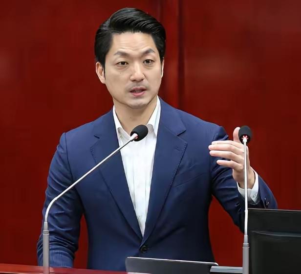 炸锅了！蒋家后人喊话大陆！蒋方智怡这回说话，真不绕弯。10月10号，台北