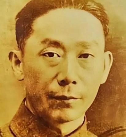 1943年10月，王耀武叫来副参谋长柴意新说：“余程万那边缺人，你去常德吧。”常
