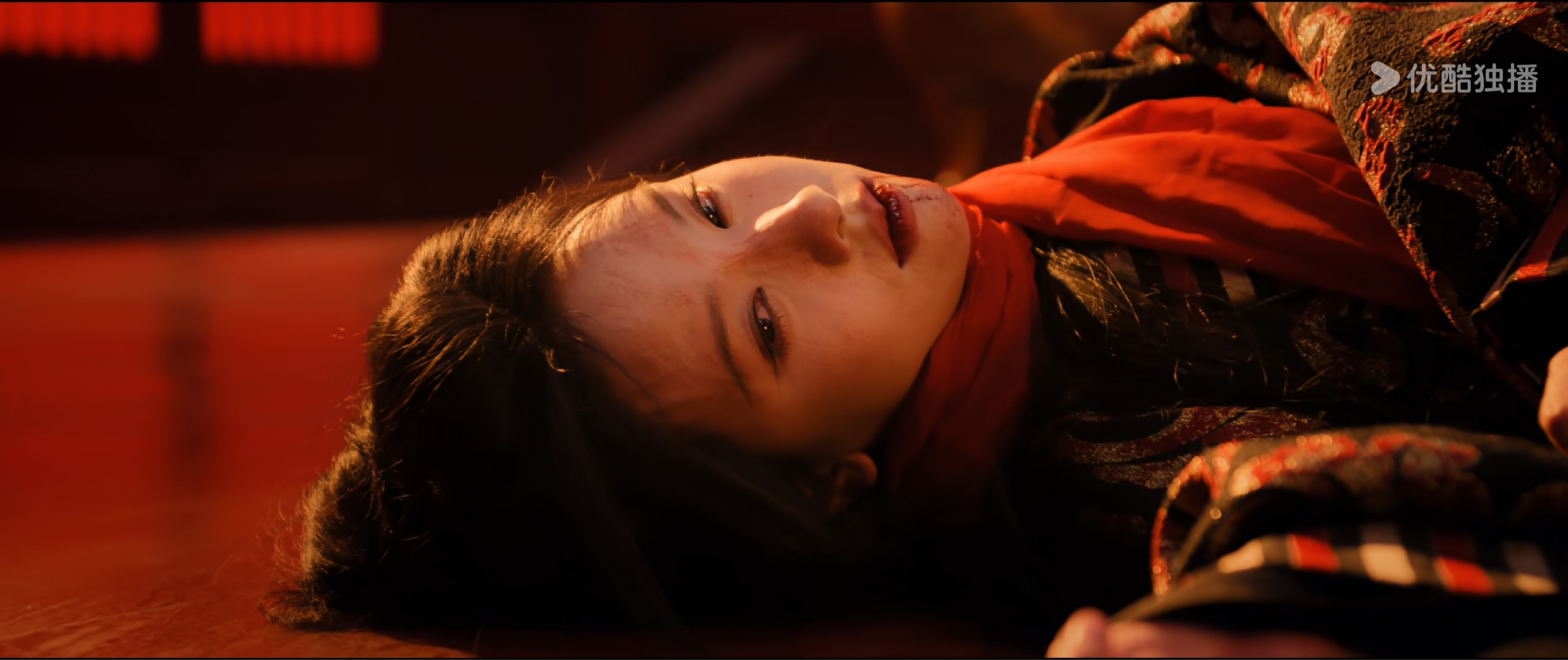 《翘楚》第一集拍得不好。虽然女主是重生设定，但对于多数观众来说，这是一个新故事的