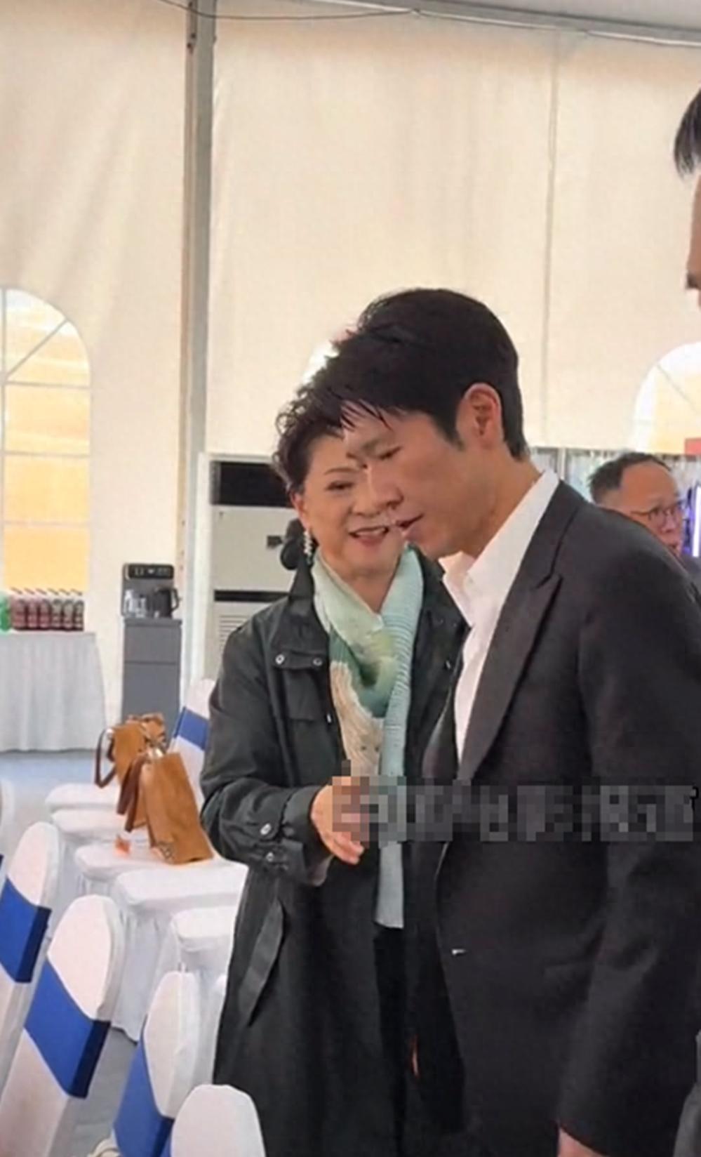 王馥荔携子亮相华表奖，母子同框引关注，老伴离世后她憔悴惹人怜近日，在演艺圈默默