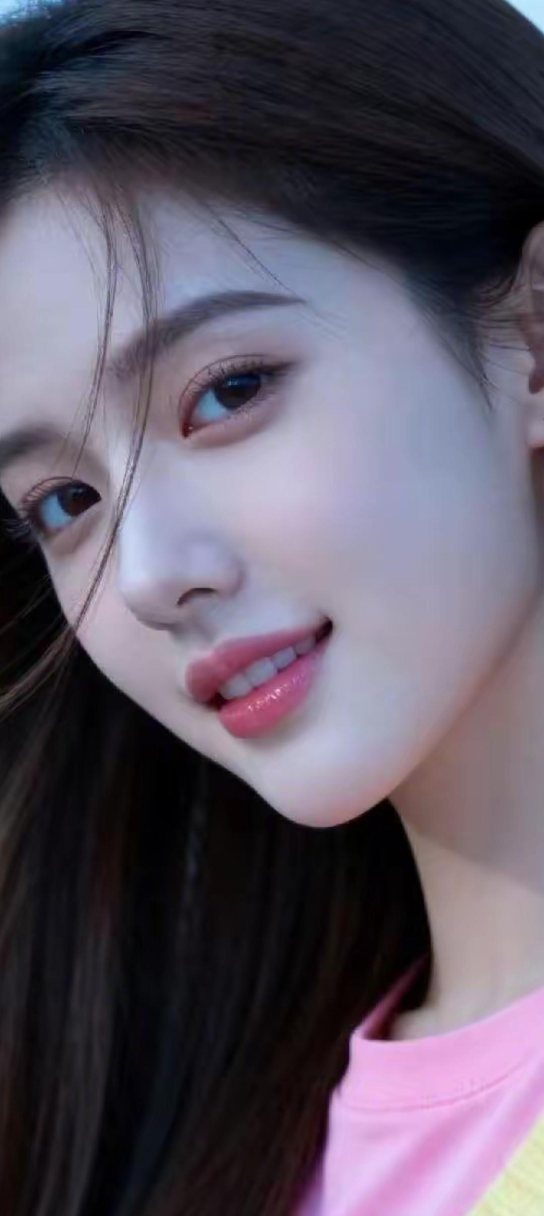 甜美少女心爆棚，粉色T恤搭配自然妆容，元气满满！💖🌸