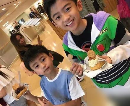 你快刷！张柏芝7岁小儿子最新路透炸了！侧脸完全复刻她《星愿》巅峰骨相！眉骨到