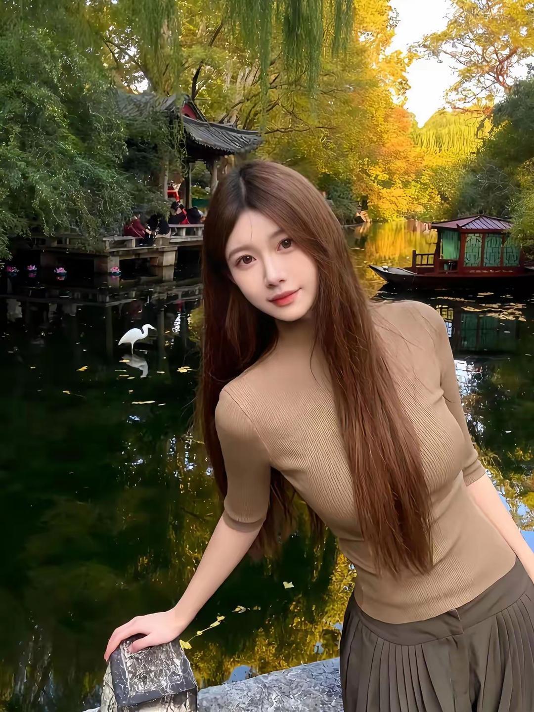 美图欣赏，看图写诗，情感解读《秋塘偶遇》七言绝句：柳色含烟覆碧塘，亭