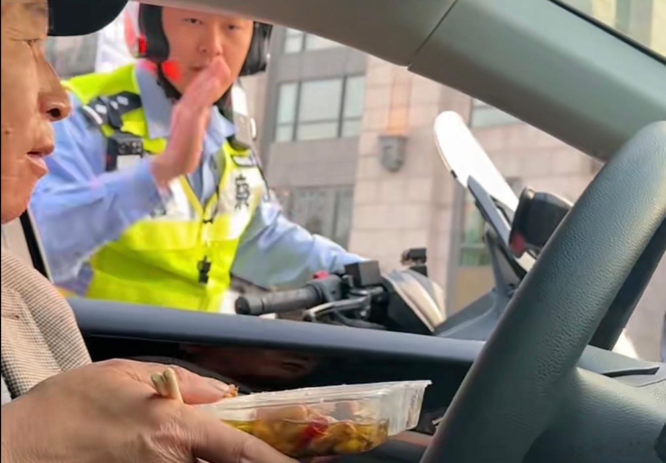 为黄浦交警点赞！五一出假期，上海外滩区域人流如织。如果你是交警，如果你看到一辆网