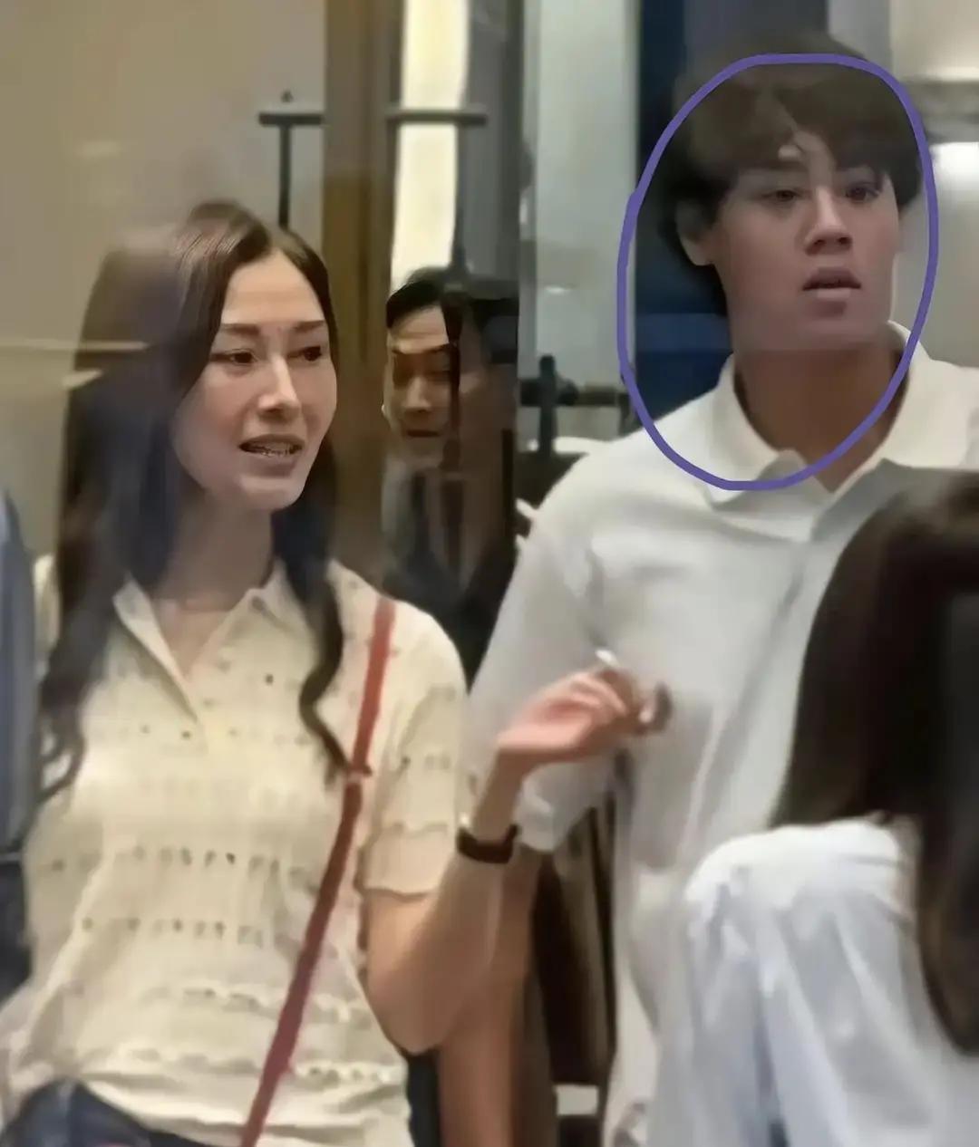 12岁许建彤长开，五官撞脸黎明原来豪门真在等基因觉醒。港媒跟拍半年，他骑马