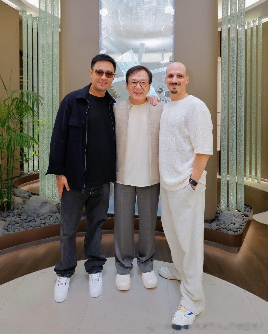 成龙房祖名5月份的时候，大哥去了一趟泰国参加RichardMille的当地首