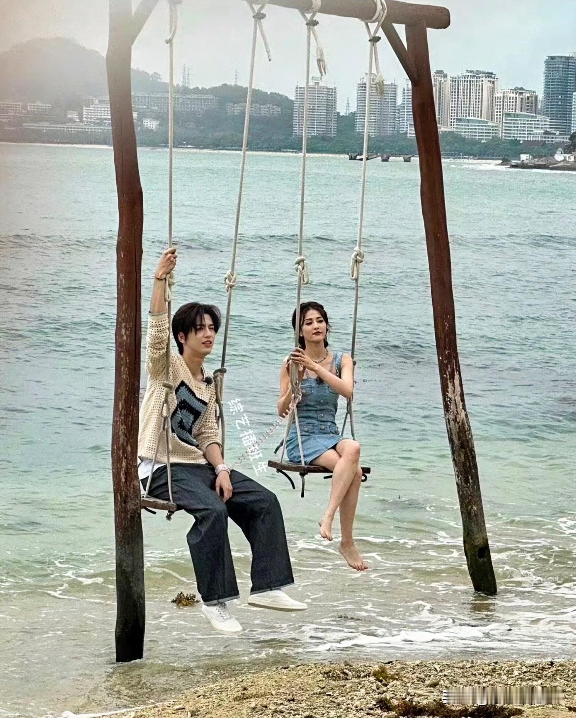 演员白鹿海边荡秋千