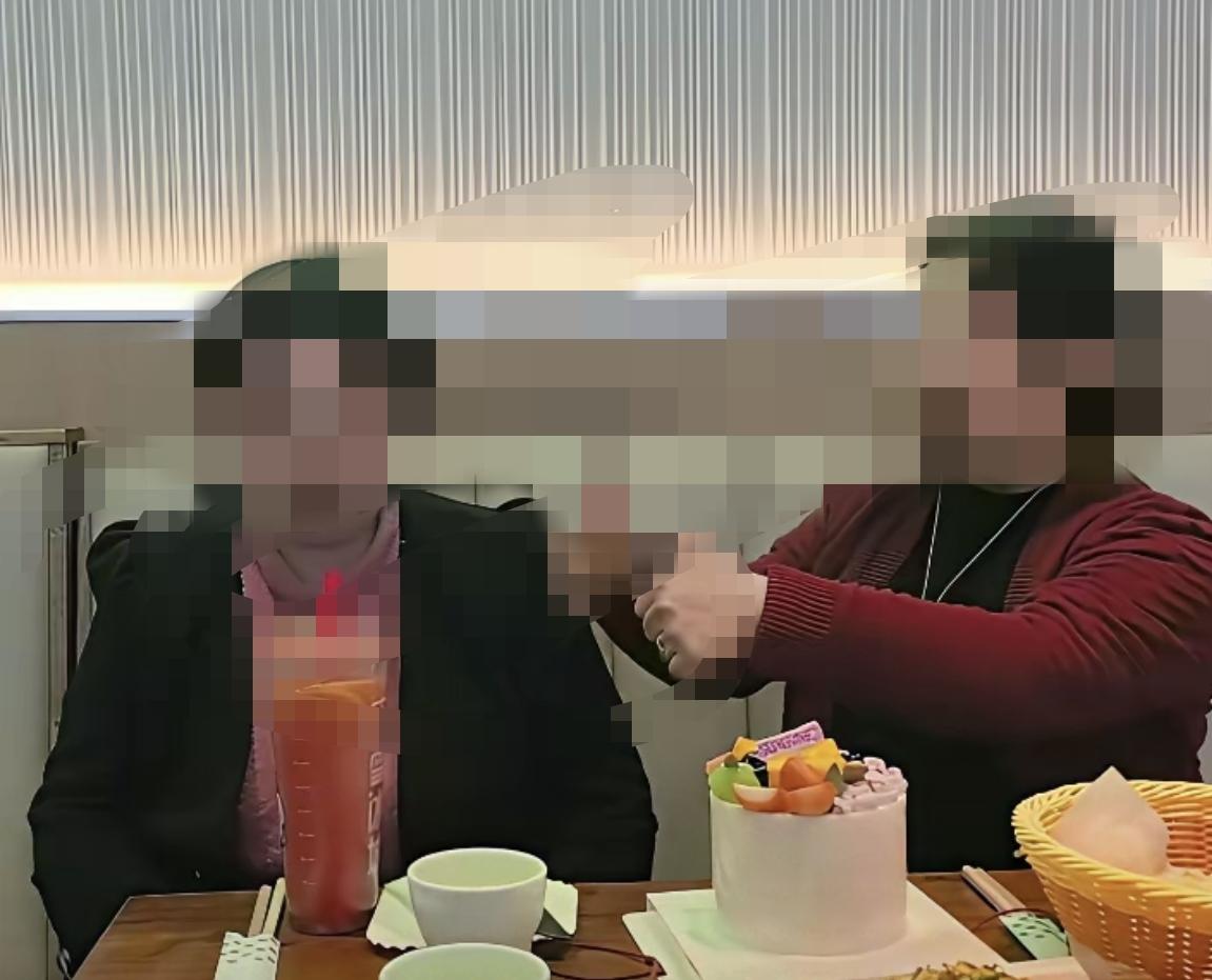 姐姐们家人们早晨好；刚刚睡醒看到昨天她大娘给闺女过生日，感觉今年的庆祝有点不一