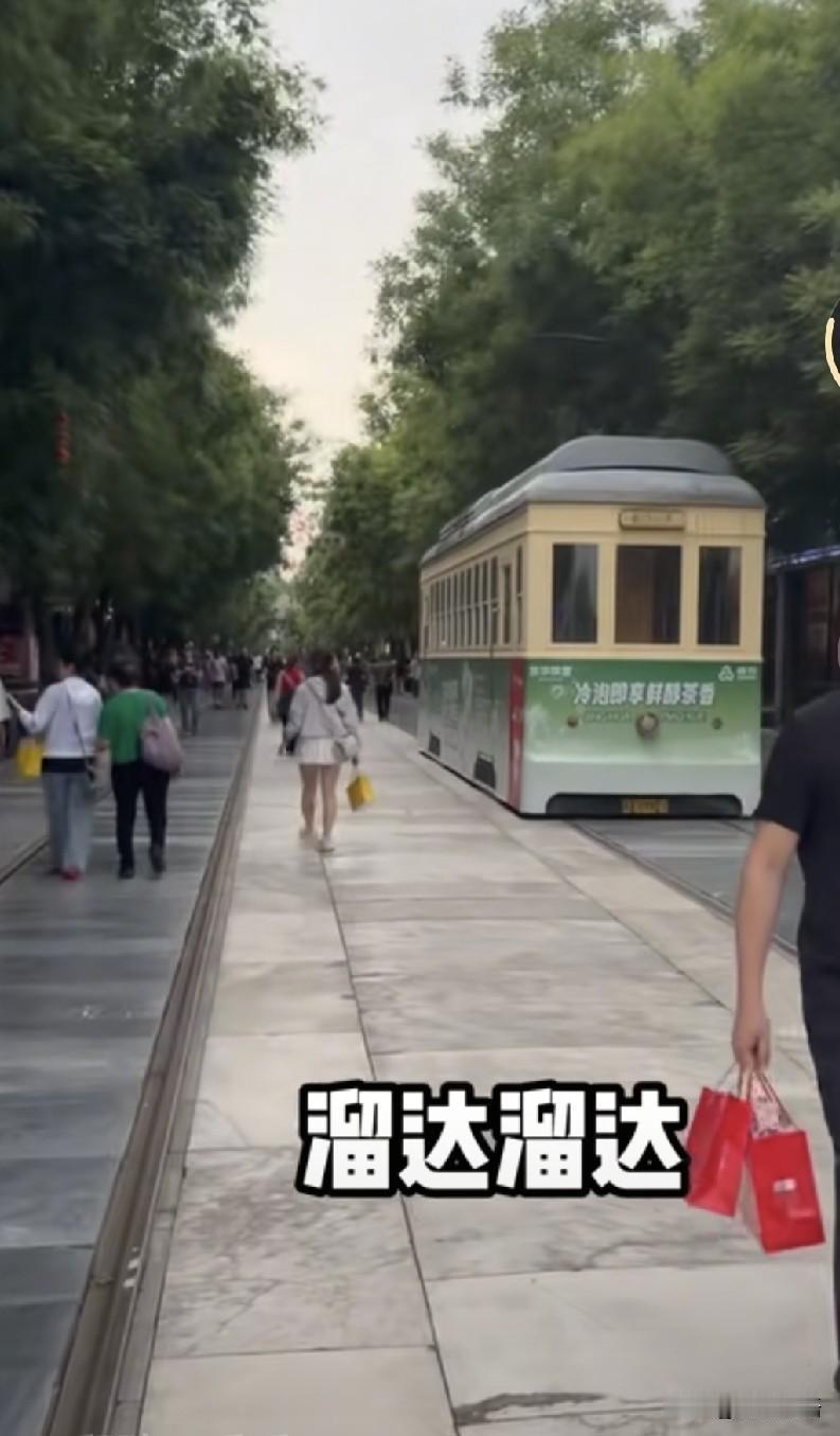 邱贻可Vlog总结：“空气挺好，吃个冰棍休息一下，溜达溜达。”刚刚看到邱导发抖