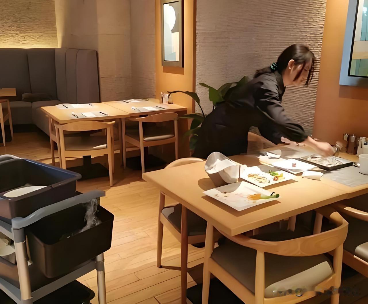 老板对16岁女员工说等包养，这事真把人看无语了。郑州一饭店老板，因为女员工在群里