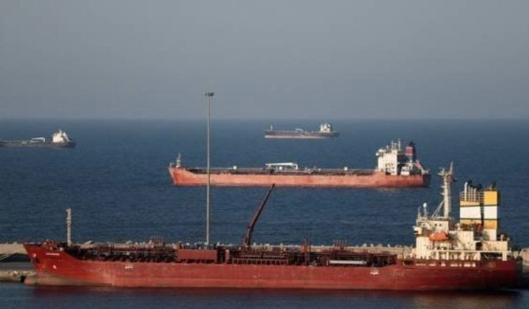 伊朗出口的石油比战前还多伊朗石油出口量不降反增，日均210万桶，较战前更高，出乎