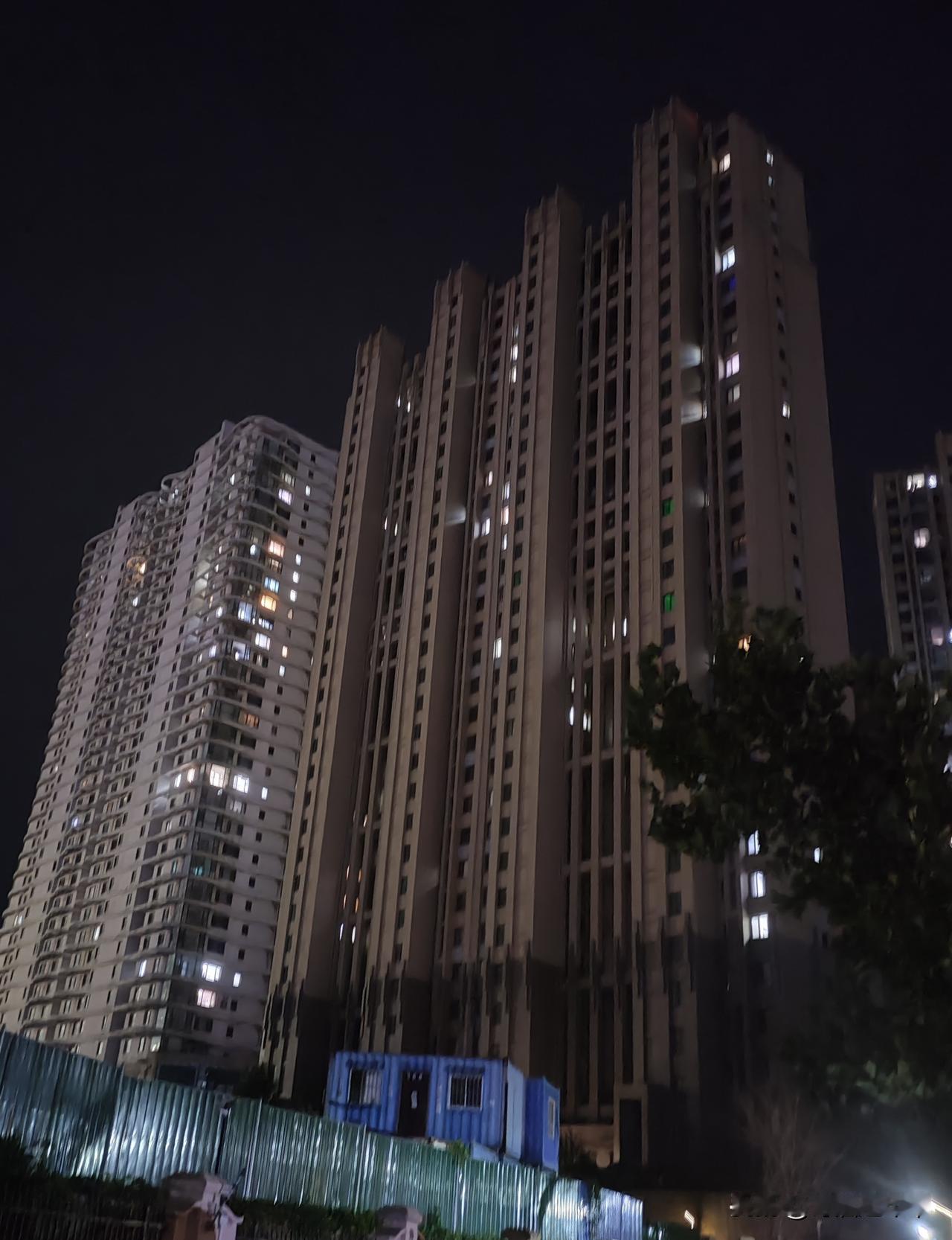 十年的小区了，房子早就卖完了，为啥晚上每栋楼亮灯就这么几户呢，其他业主买了房子不