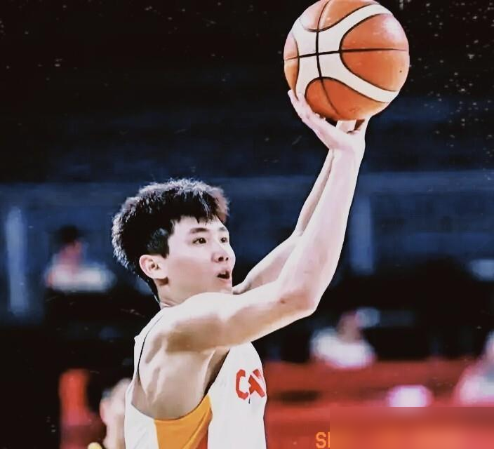 188cm的中国后卫，把NBA球探打沉默了。李悦洲，07年生，瘦得跟竹竿似的，站场上像個高中生。可他