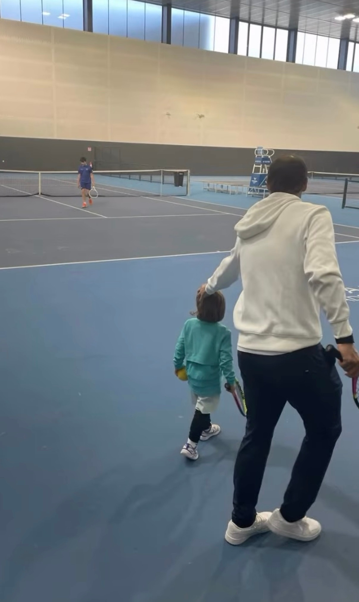 Instagram网友JasperHerbert上周拍到了纳达尔带着小豆子一起