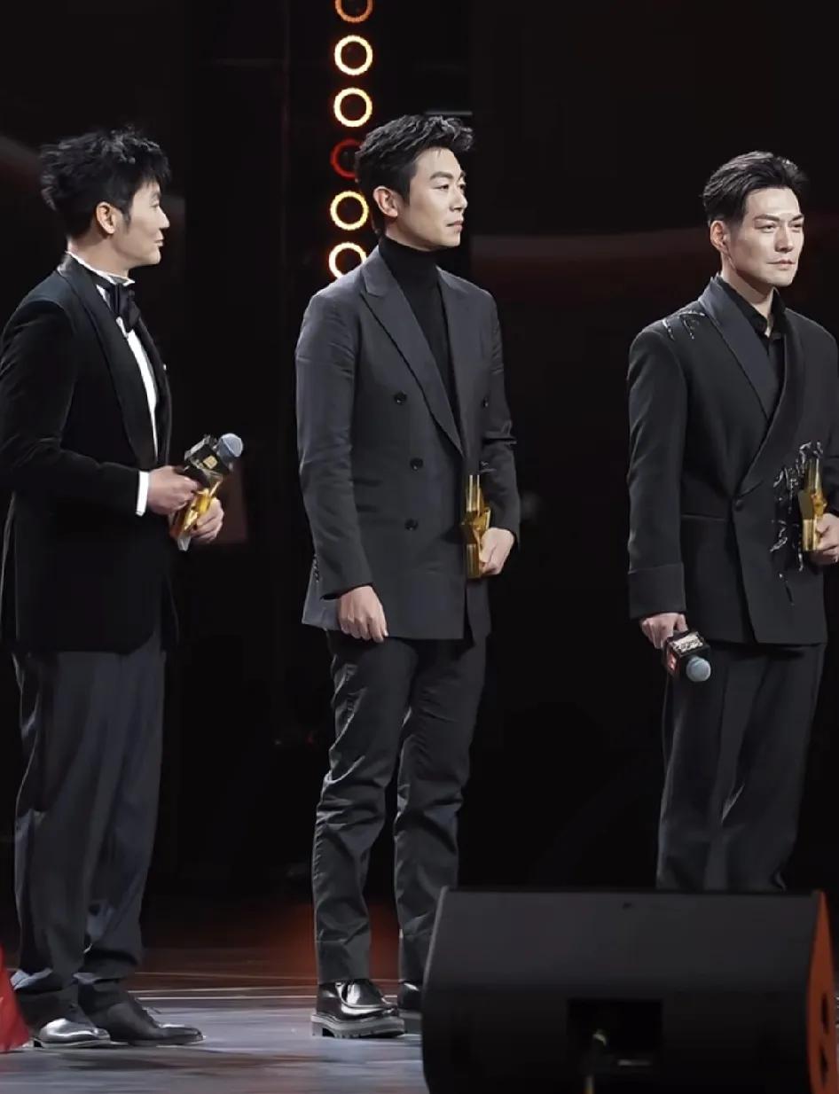 朱亚文的颜被低估了，李晨出去北京，严屹宽上海，他出去江苏，三位大叔同台，除了李晨