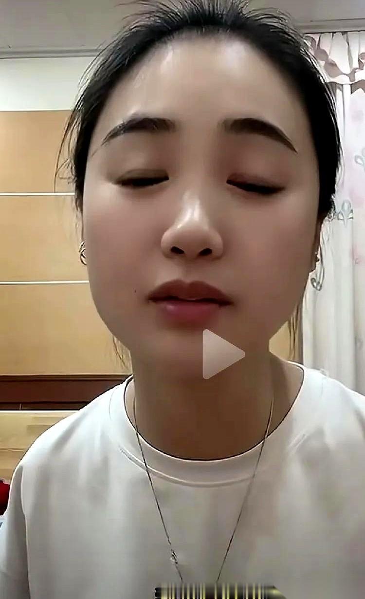 我今天听到最魔幻的一件事。一个女人，正在闹第三次离婚，分着800万的...