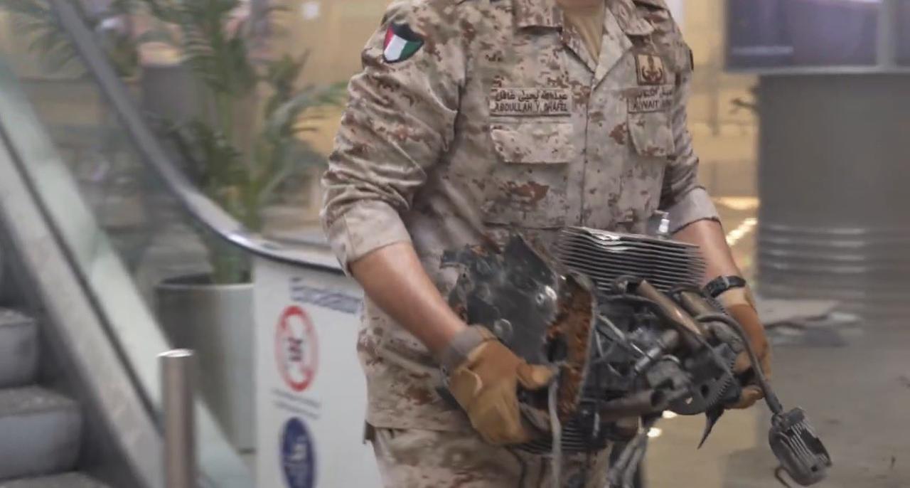 在伊朗袭击科威特机场的余波中，一名科威特军方（KuwaitArmy）军官被拍