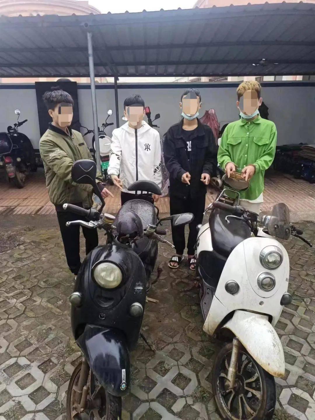 江苏苏州，一男子去雇主家搞装潢，期间听到自己的电动车报警声，发现4名年轻人围坐在