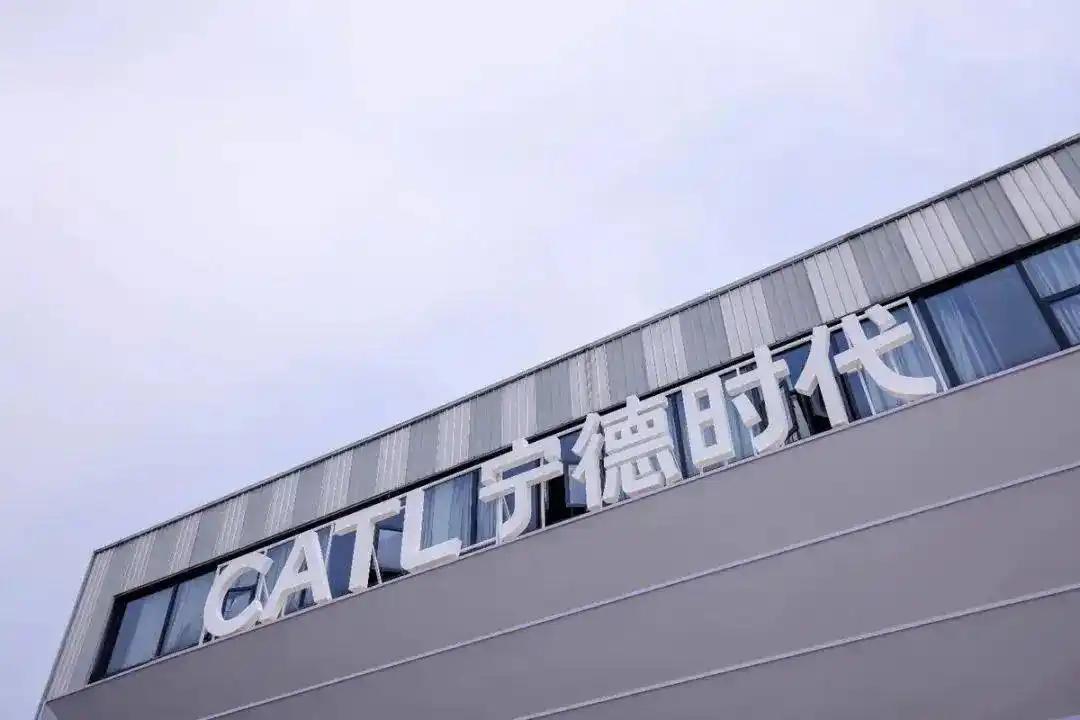 DeepSeek看好的五家优质股长期持有是：1、贵州茅台：虽稳，但白酒市场萎