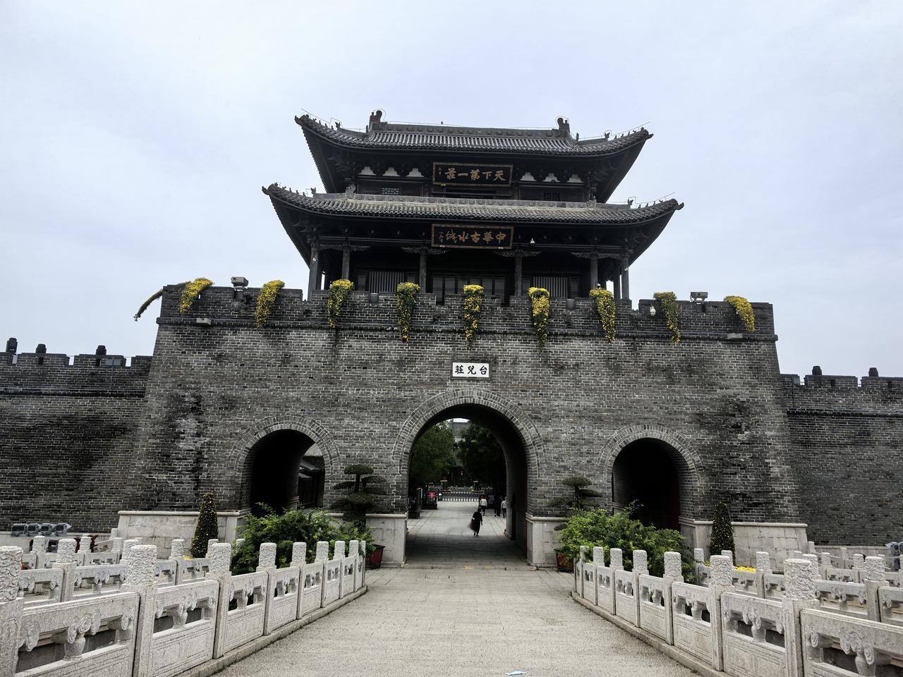 一定要错峰出行！长假期间，山东枣庄台儿庄古城人满为患，附近的酒店普通房间都大几百