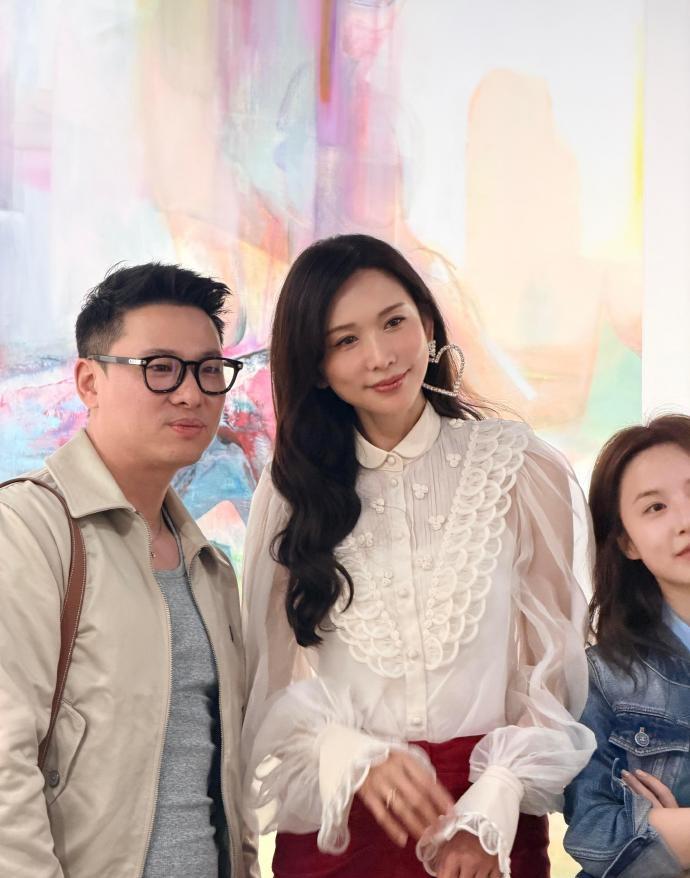 今天林志玲现身香港，她这次搭配的好靓丽，看起来年轻又迷人，似乎恢复了往日的风采。