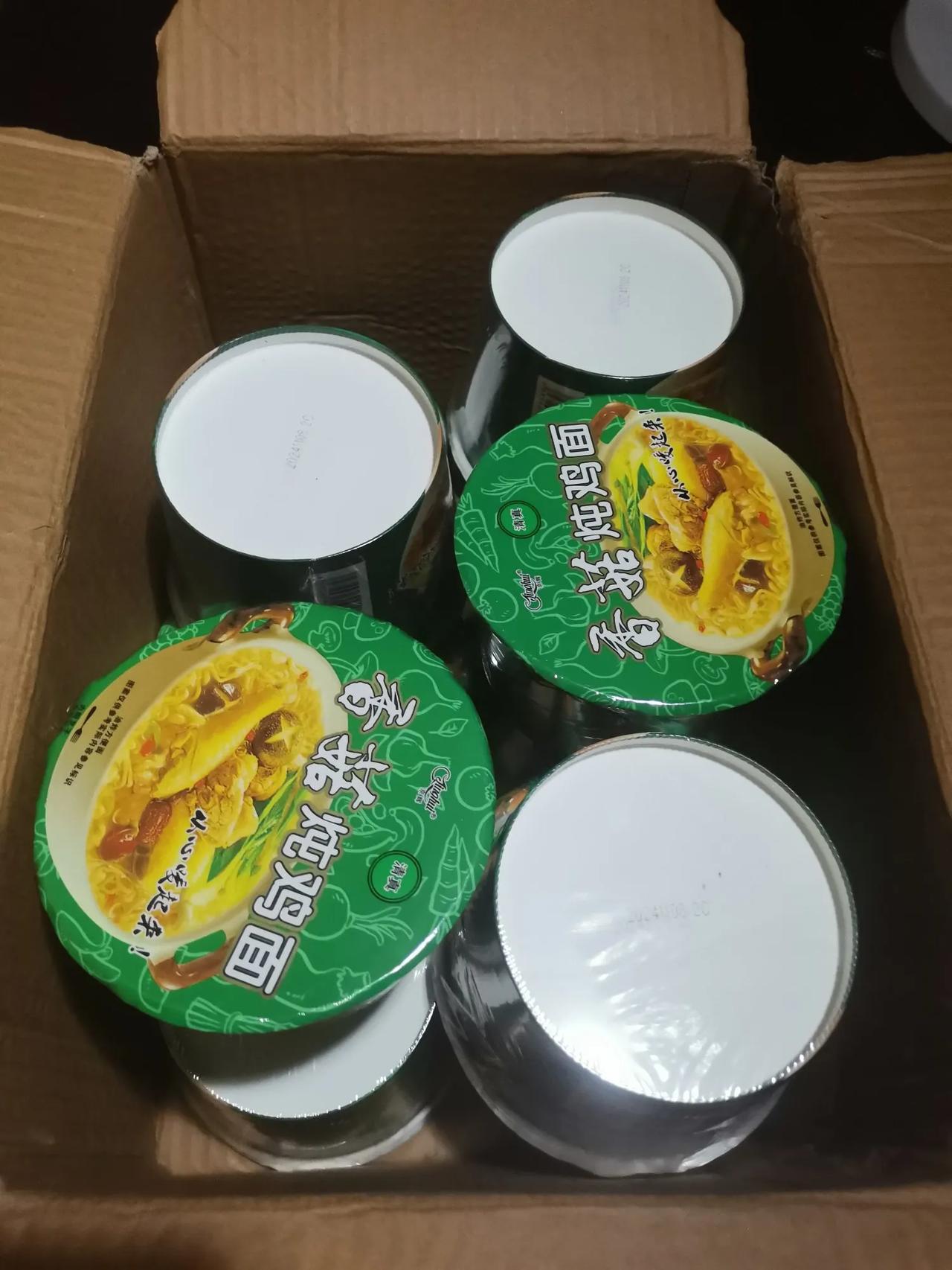 据说坐高铁不让吃方便面了，这是哪门子规定啊？不管坐高铁还是坐绿皮车，我都喜欢带方