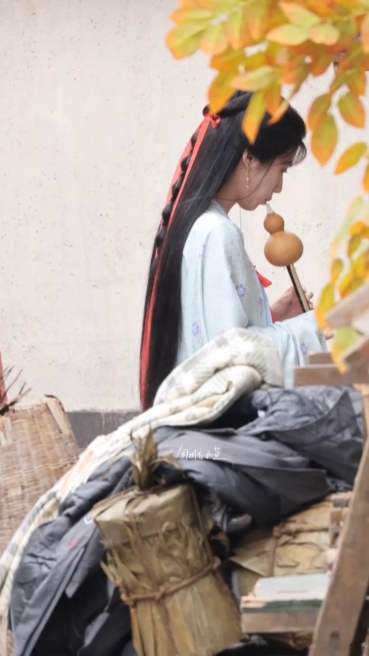 卢昱晓南衣吹葫芦丝路透卢昱晓南衣回眸南衣一眼万年！！姐姐睫毛眨一下我心震一下！