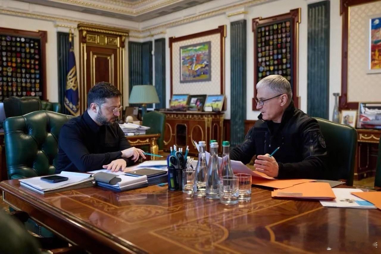 【给中俄拆生，泽连斯基再提海参崴】乌克兰总统今天在与对外情报局局长奥列格·伊万