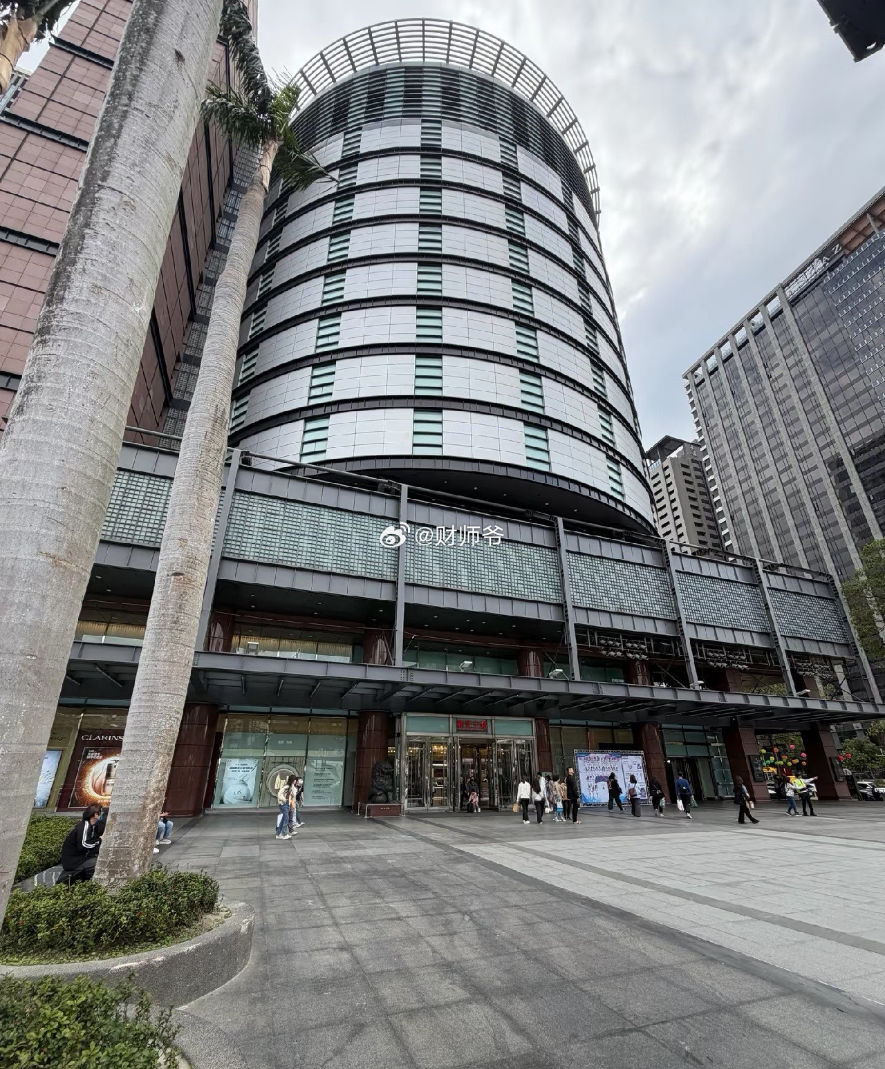 有些从台湾旅游过来的老外说“大陆的街上，人比台湾少”。他们不知道的是：台湾的购物