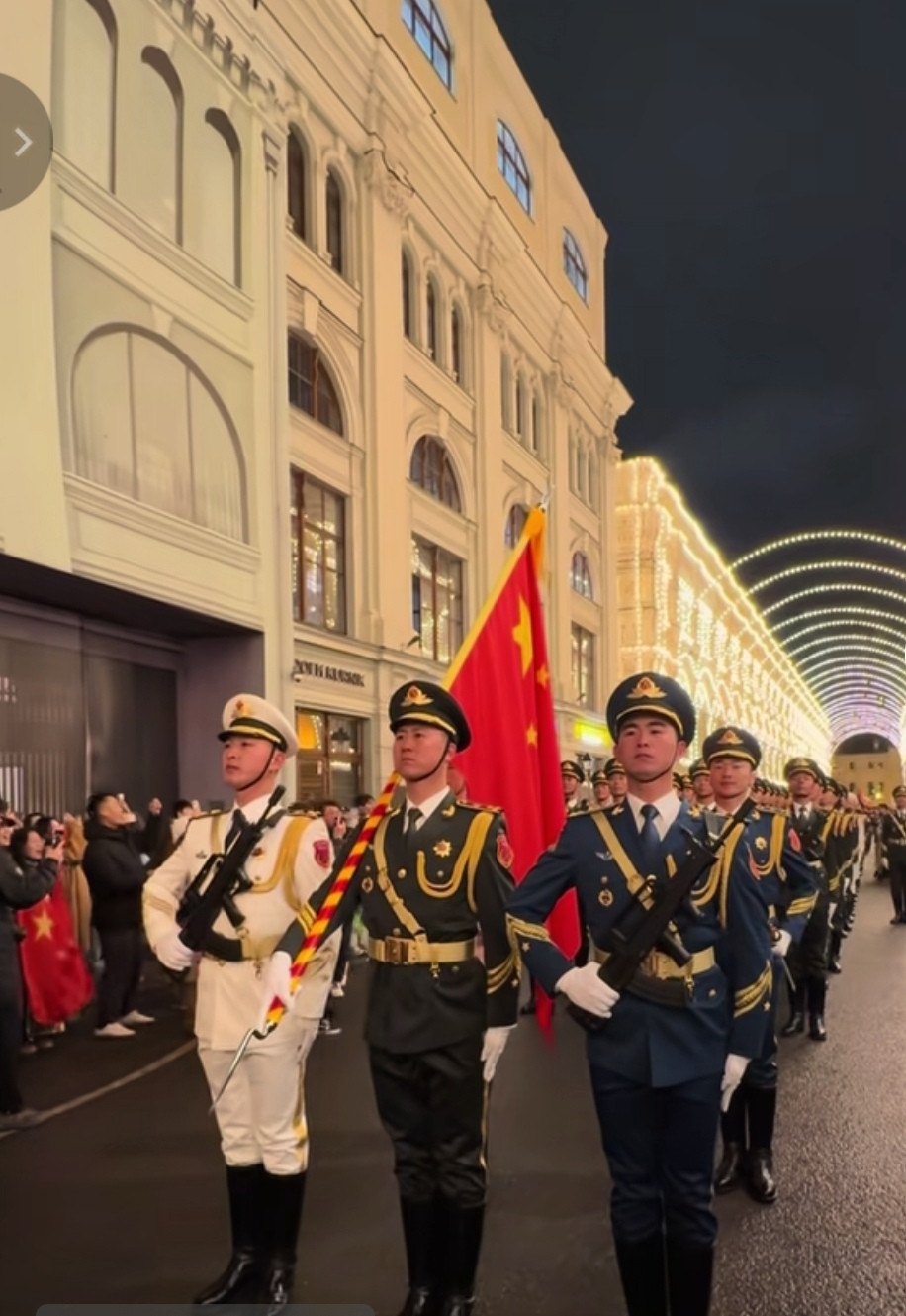 现在全世界各国搞阅兵活动，似乎不请到咱们的仪仗大队去压场，都不好意思说自己在搞阅兵，咱们的仪仗兵一到