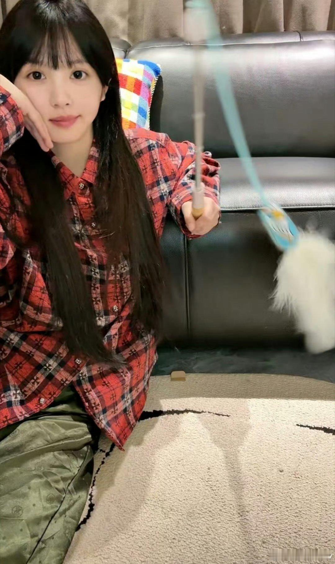 田曦薇直播这位美女你确定是在逗猫吗？我怎么感觉是在逗我，还不过来哄哄我[滑稽笑]