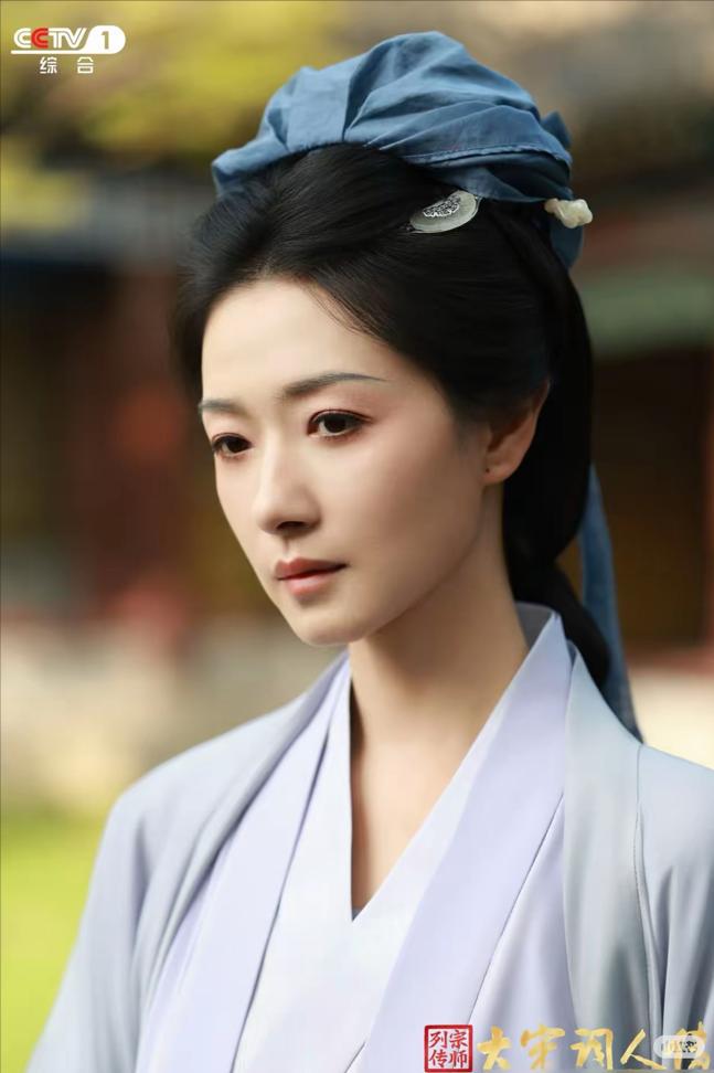 不得不佩服央妈的眼光！原来万茜饰演的中年李清照竟如此形神兼备......一袭淡青