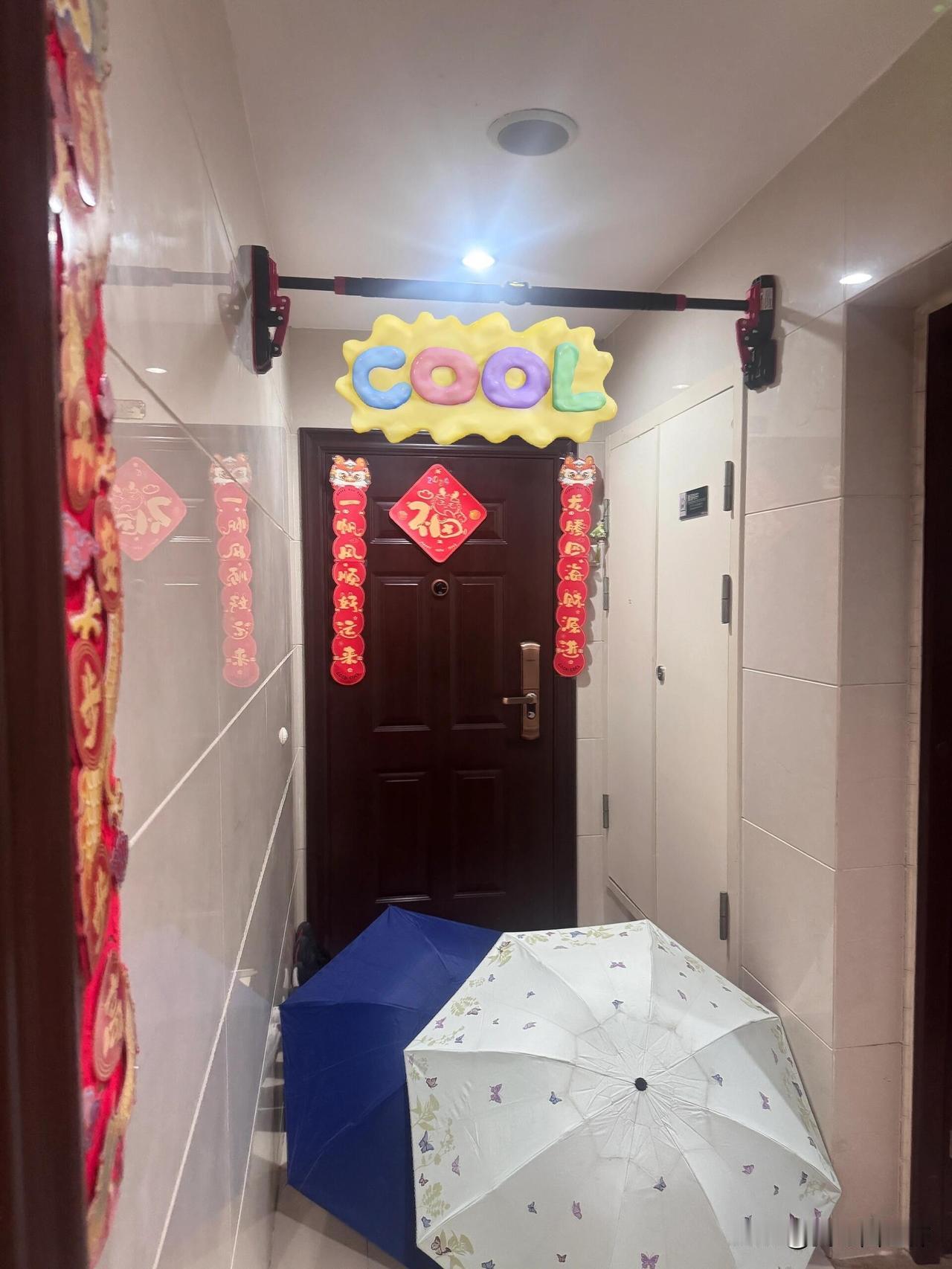 和邻居吵了一架，烦躁隔壁这半年来一直在门口放了几双男人的鞋子，有味不说也有点不