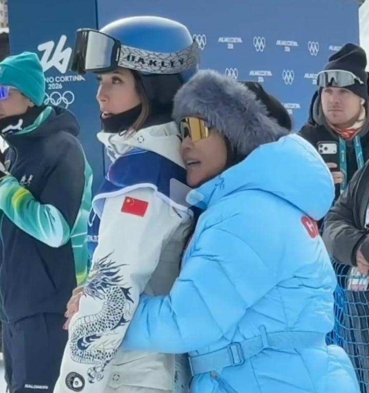 谷爱凌被妈妈从背后抱着的一幕太温馨太治愈了！谷爱凌的高光背后有一位伟大的妈妈