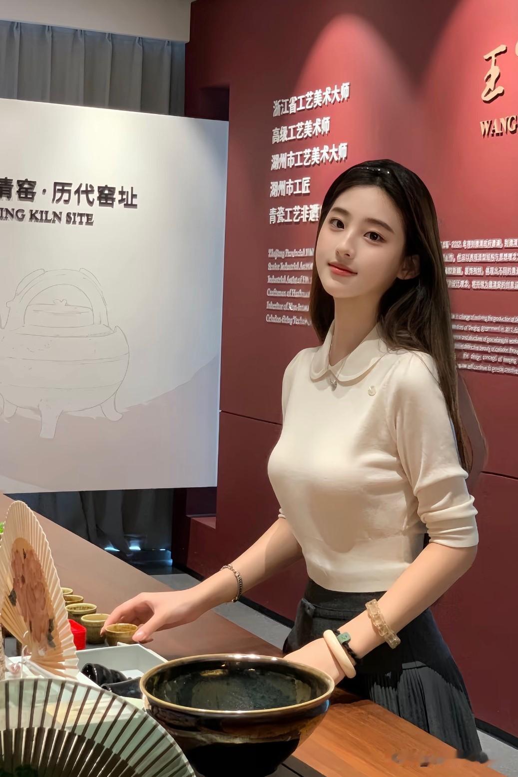 驻足青瓷展馆，触摸非遗的温度。古瓷静立，时光慢下来，感受独属于东方的温润与雅