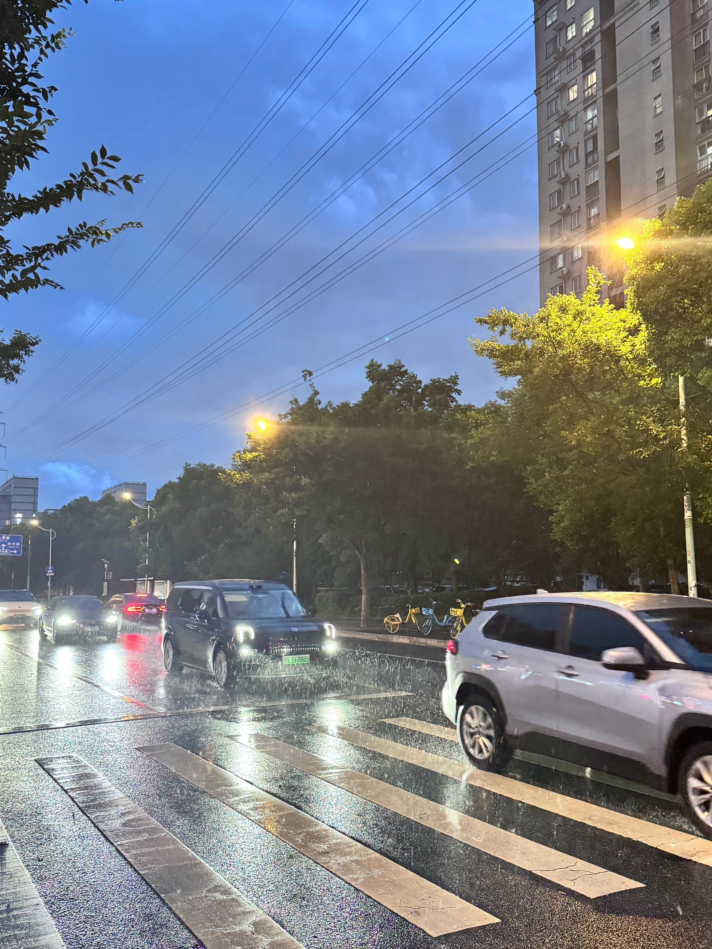 一分钟前vs一分钟后。刚刚还在拍天空突然天降大雨