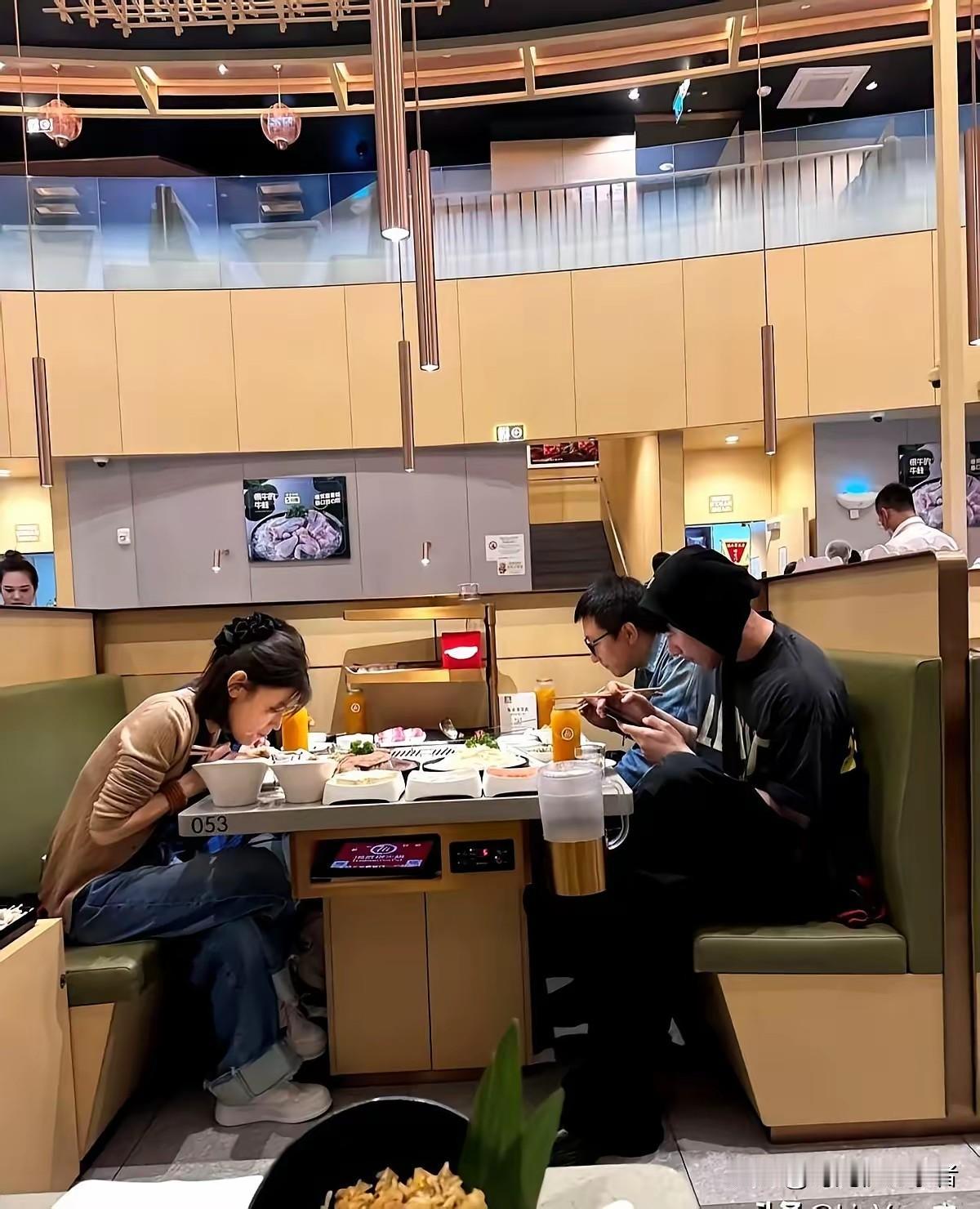 刘宇宁吃和火锅都上热搜，真是火起来了，如果没有名气谁在乎你是谁，刘宇宁如今也是几