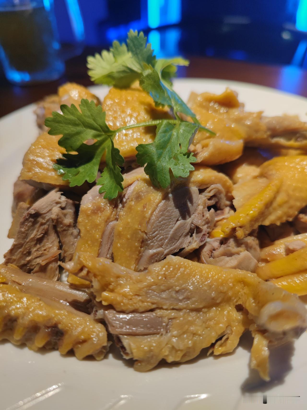 岛内客厅By厦萌狼是一家很不错的餐酒馆，位于厦门繁华的莲坂珠宝城一楼外西侧，环境