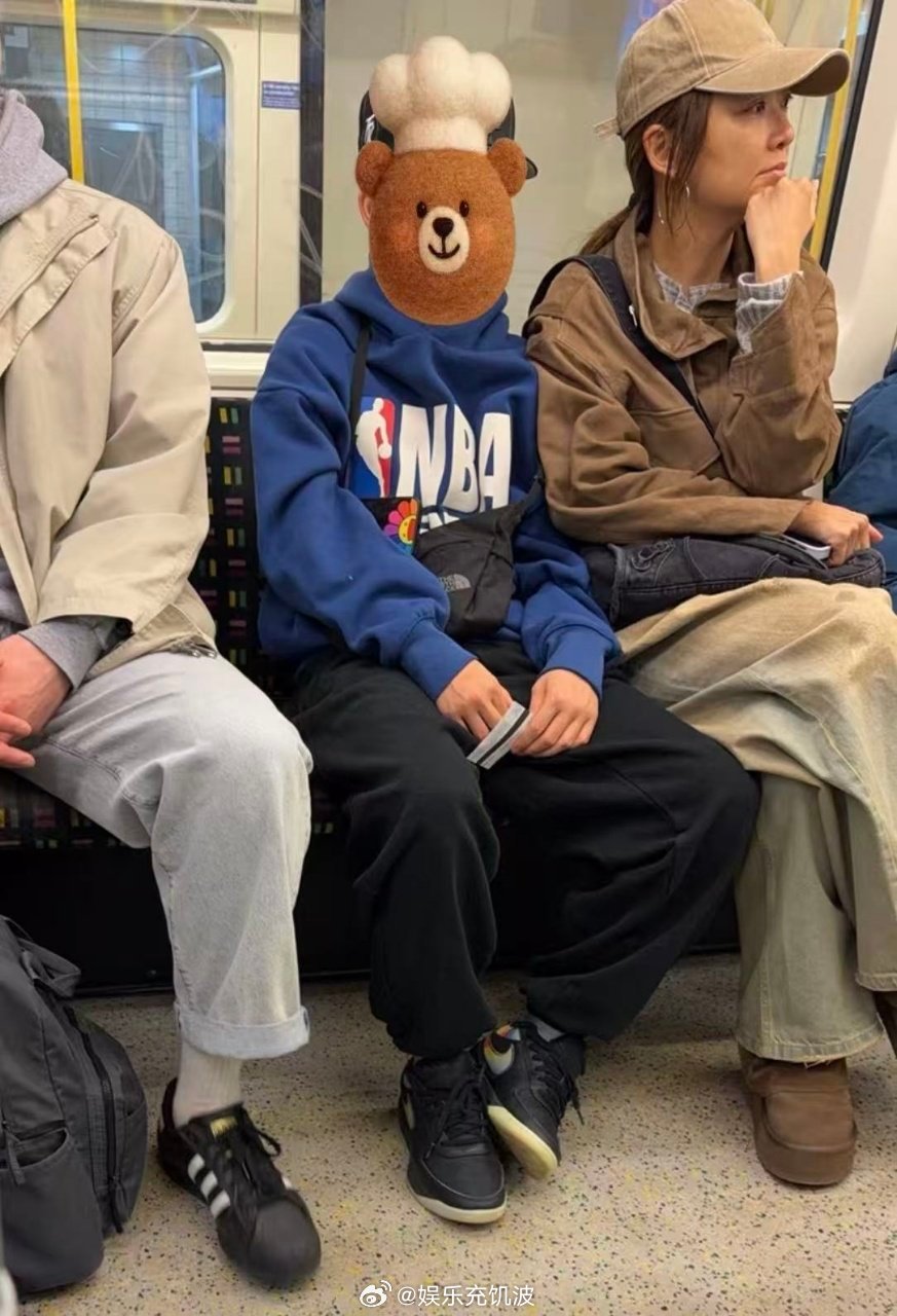 应采儿陪jasper留学伦敦地铁偶遇应采儿jasper，母子同框养眼又舒服。早