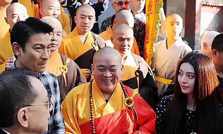 释永信身边的女子，是谁？南昌万寿宫打了少林寺一耳光！释永信，永远不能信。信不得