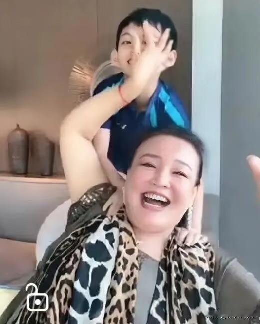 张兰直播直言孙女能长1米75，还算了算：汪小菲181cm、自己170cm、大S1