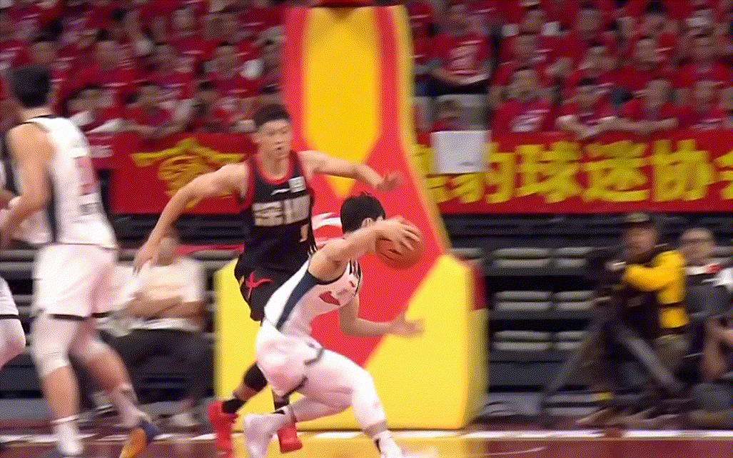 徐杰最近这状态真不对劲，以前这个位置直接自信中投了，结果来了个跳起传球失误不太应