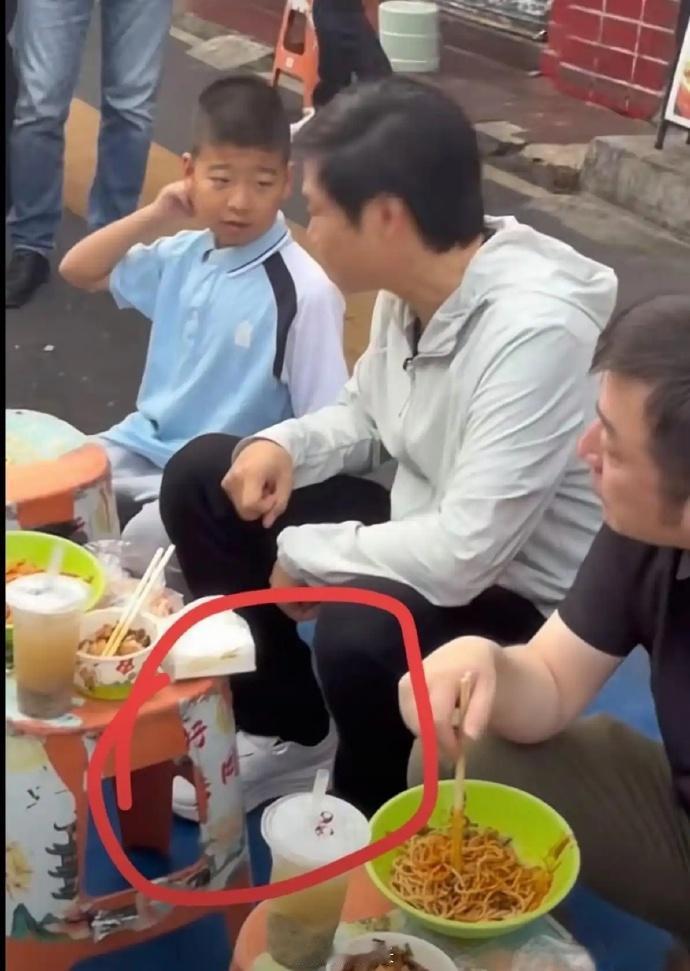 雷军身高都一米八一了，还穿这么厚的鞋，走路多难受