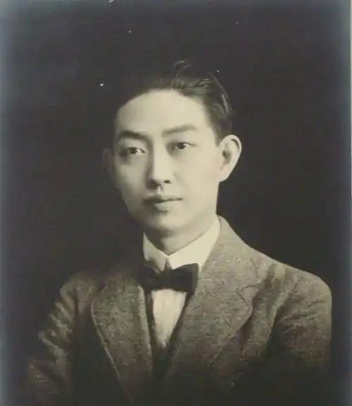 戏子在古代陪侍权贵上床是惯例，像梅兰芳都是被冯耿光，从相光堂子赎出来的，甚至不断