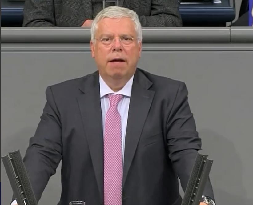 正面打不过特朗普，德国开始“剑走偏锋”了。为了守住格陵兰岛，德国总理默茨的亲信于