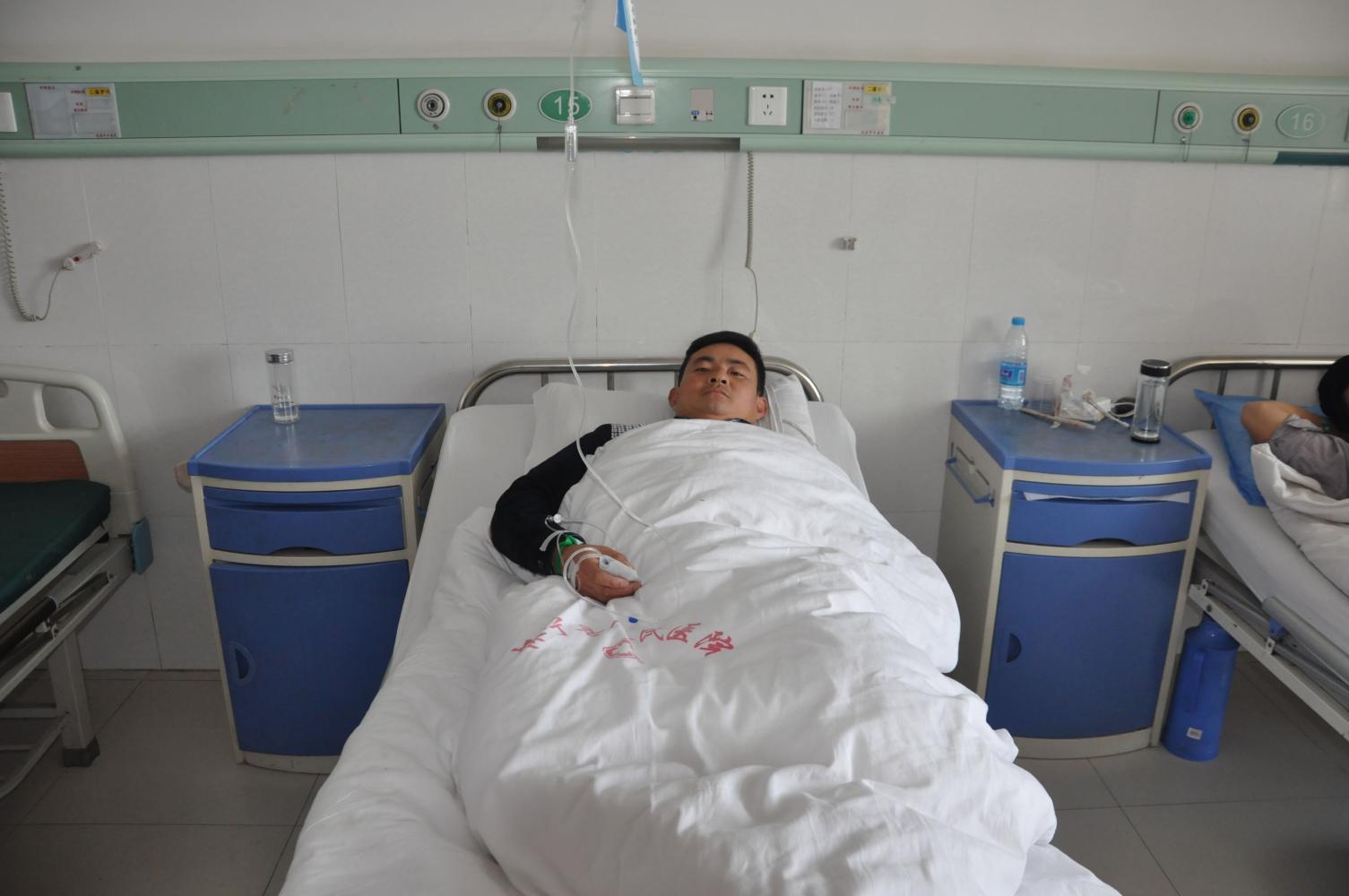 28岁的男子因长期吃这玩意, 险些患上癌症, 妻子无情说拒绝抢救!