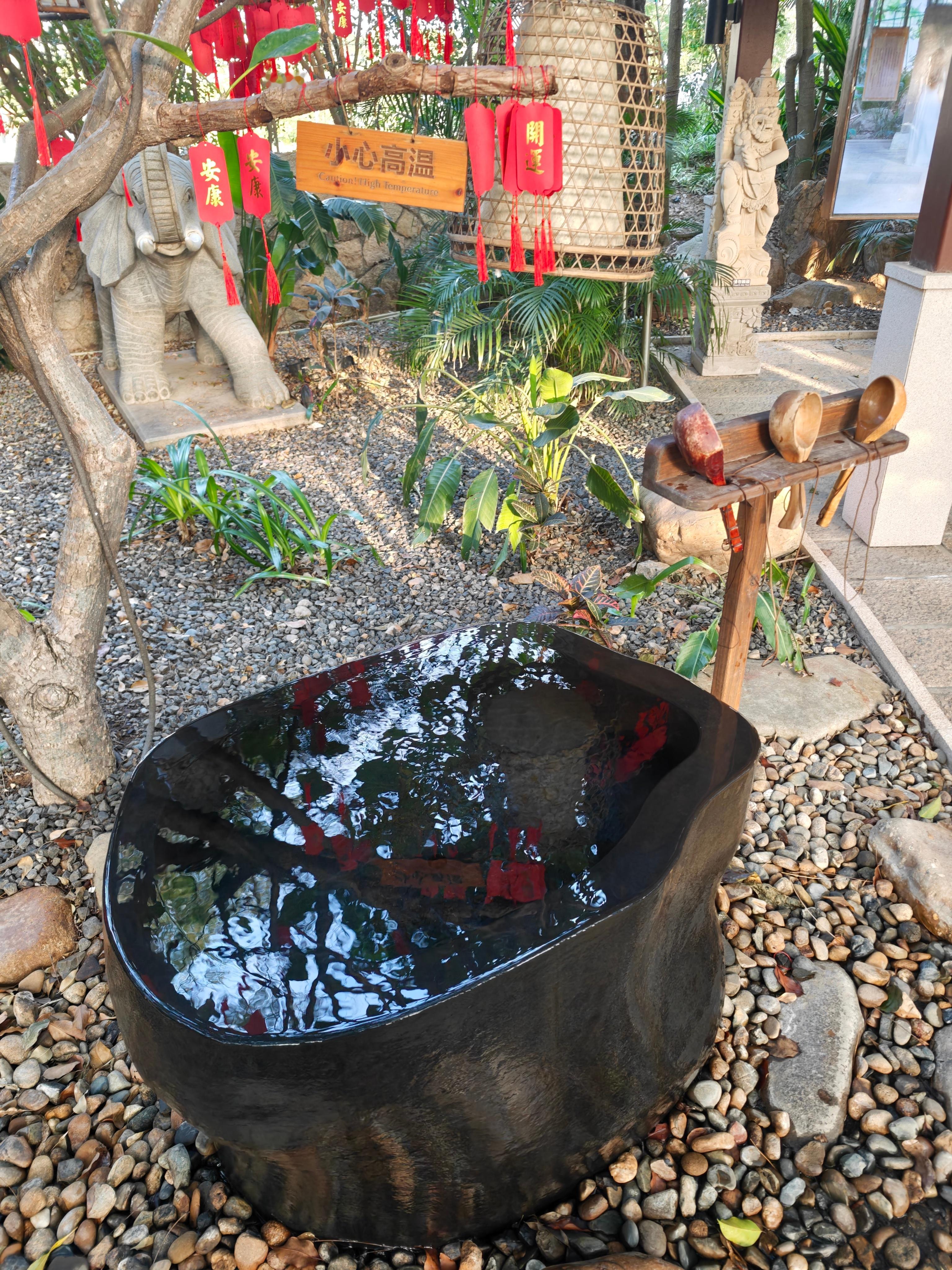 一看到这个，我就想起上次有人在日本，把这个东西捞起来往嘴里灌的