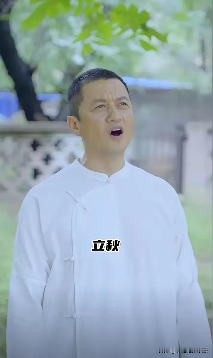 李亚鹏现在被尊称先生了，每个节气他都会拍个视频，他对李嫣夏夏的教育也一样，陪她观